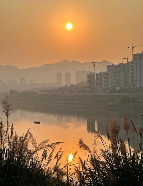 第三段：嘉陵江边的步道，日落与晚餐的仪式感