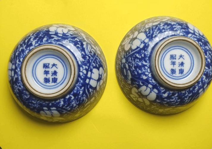 清代青花小碗配红木底座的实物对比图