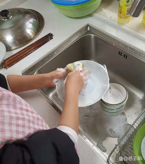 妈妈和孩子一起打扫碎碗的温馨场景