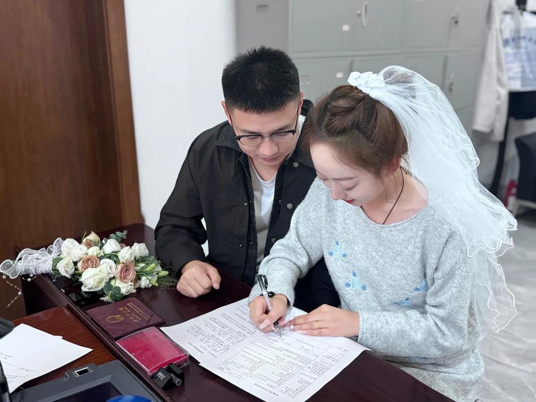 情侣谈婚前财产协议尴尬沉默现场实拍