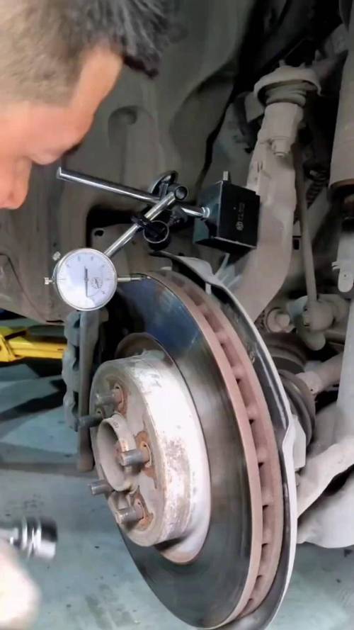 汽修车间测量刹车盘平整度实拍