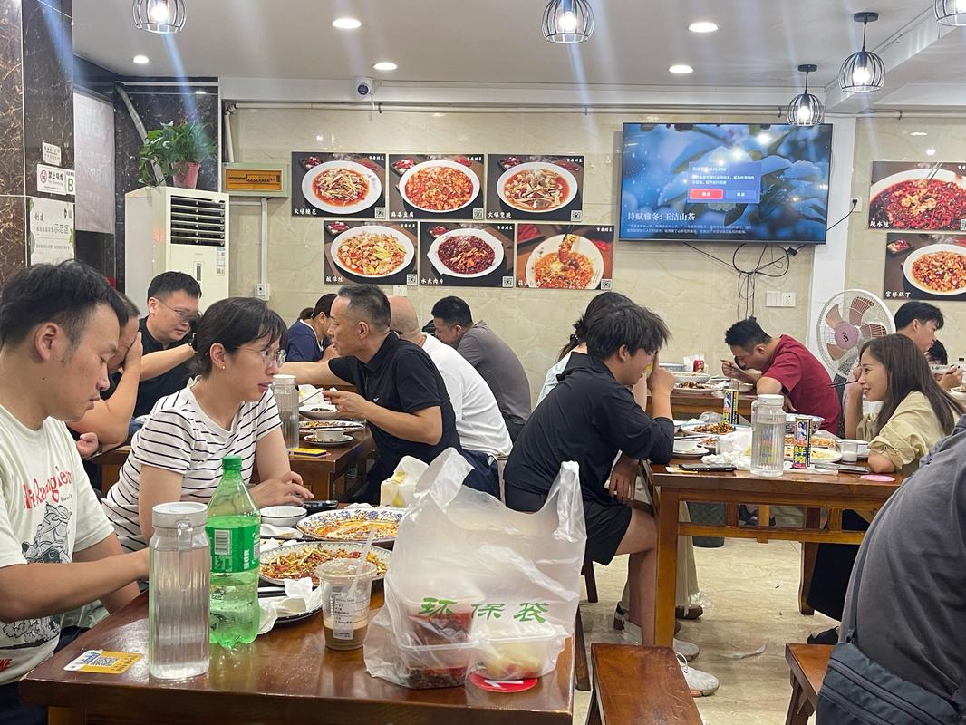 干净整洁的家常餐馆就餐区