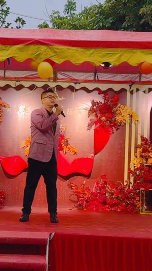 婚礼歌手在舞台演唱时台下宾客鼓掌欢笑