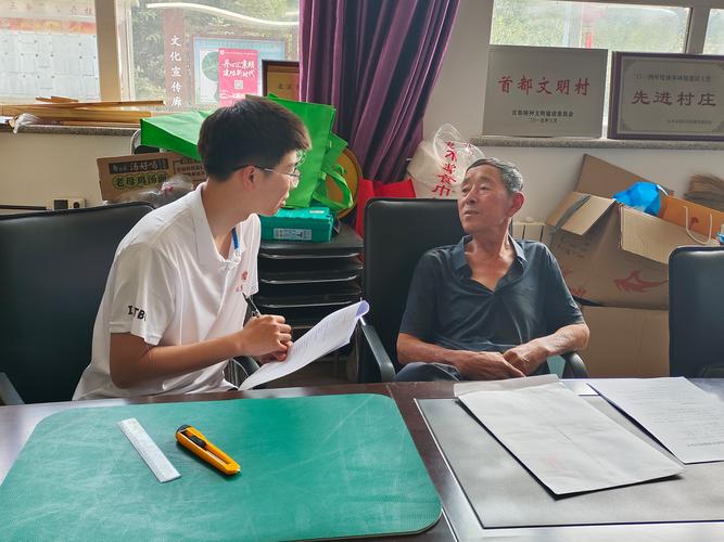 大学生村官与村民促膝长谈