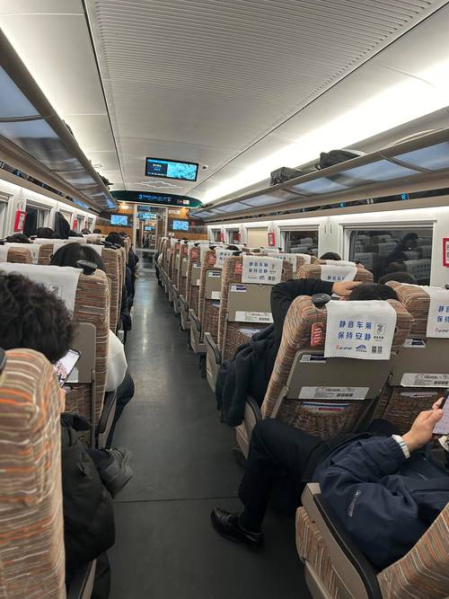 高铁车厢内乘客找座位场景实拍