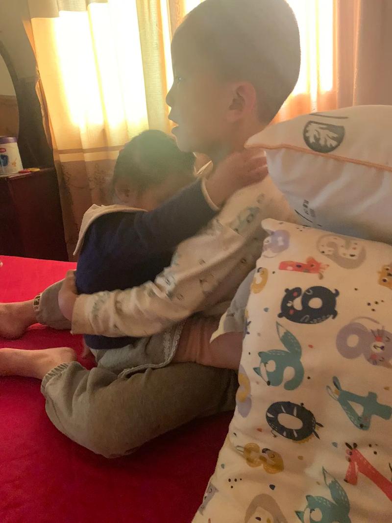 二胎哥哥嫉妒妹妹丢奶瓶场景