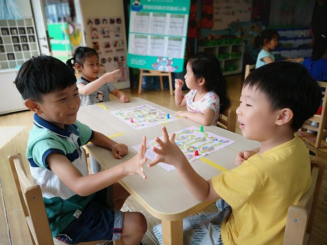 幼儿园小朋友围坐玩规则小游戏场景