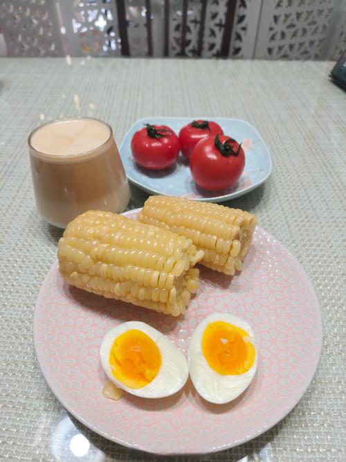 五分钟凑齐的玉米鸡蛋小番茄早餐实拍