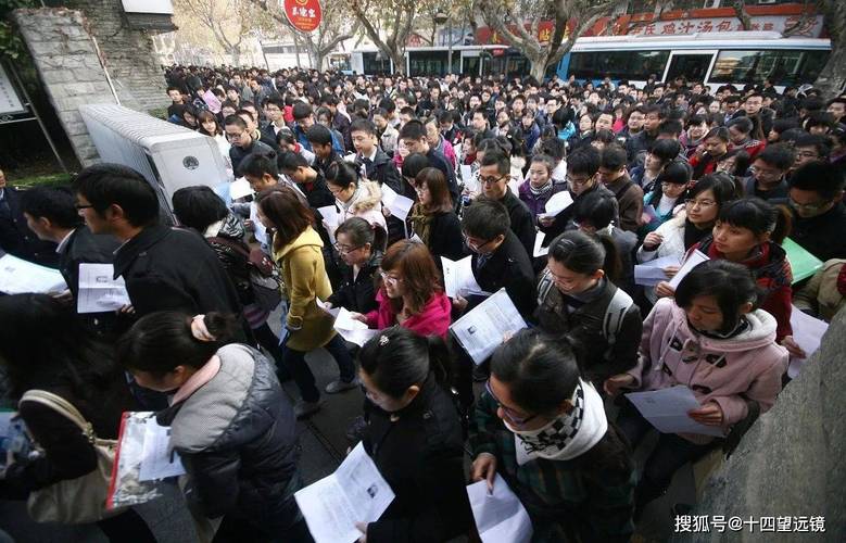 万人争抢公务员岗位报名现场拥挤