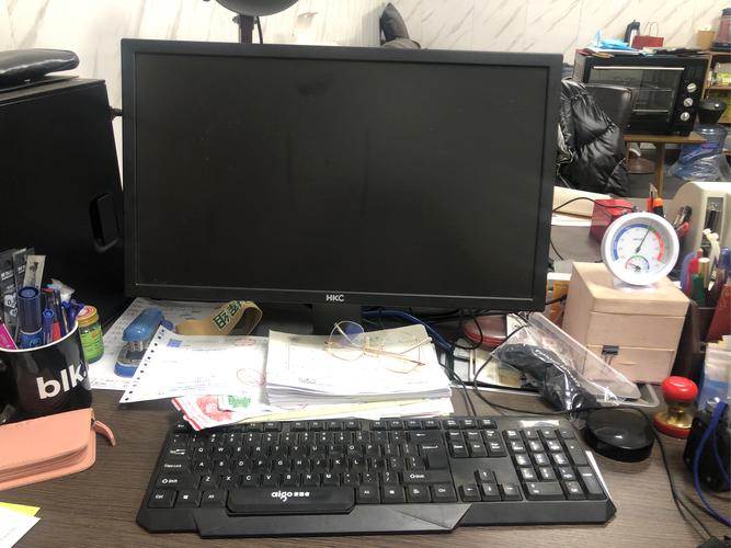 杂乱书桌上笔记本电脑远程办公