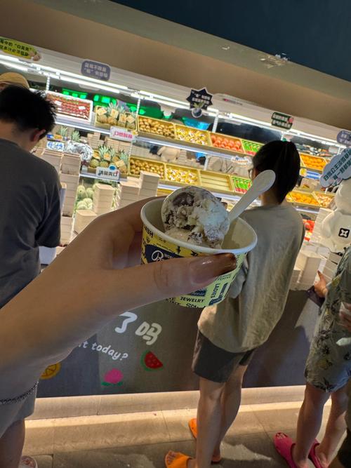 普通人在办公室楼梯间吃冰淇淋平复情绪的实拍图