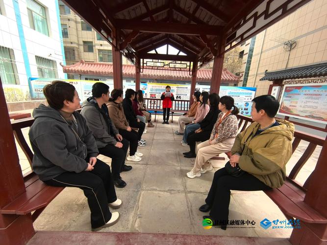 社区凉亭邻居围坐听保障科普的实拍图
