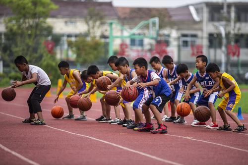 小学操场篮球训练课后孩子互相击掌