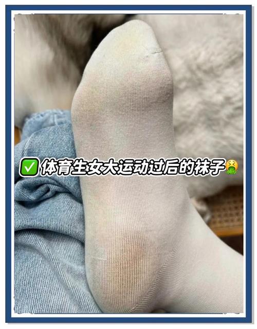 运动袜与棉袜吸湿排汗对比图
