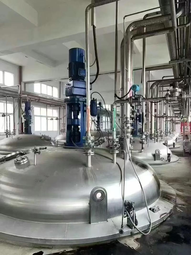 医药生产用无菌反应釜内壁抛光作业图