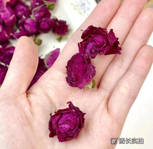 阳光直射下变质变色的干花茶
