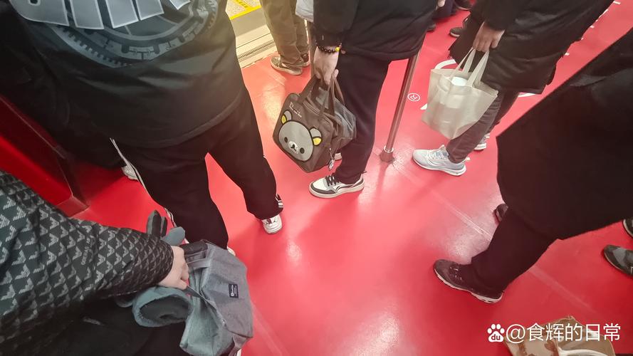 上班族地铁口带早餐场景图