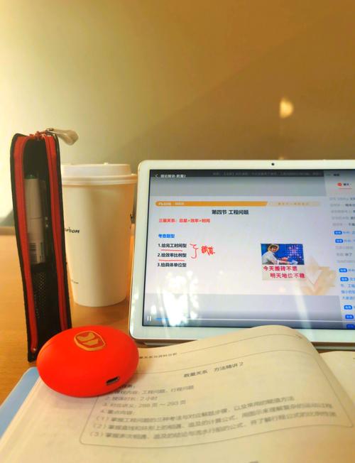 教师在办公室利用碎片时间阅读专业书籍