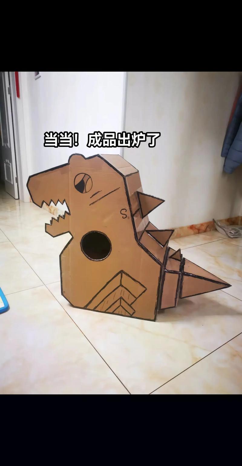 手残党妈妈与孩子用废纸盒做恐龙玩具过程