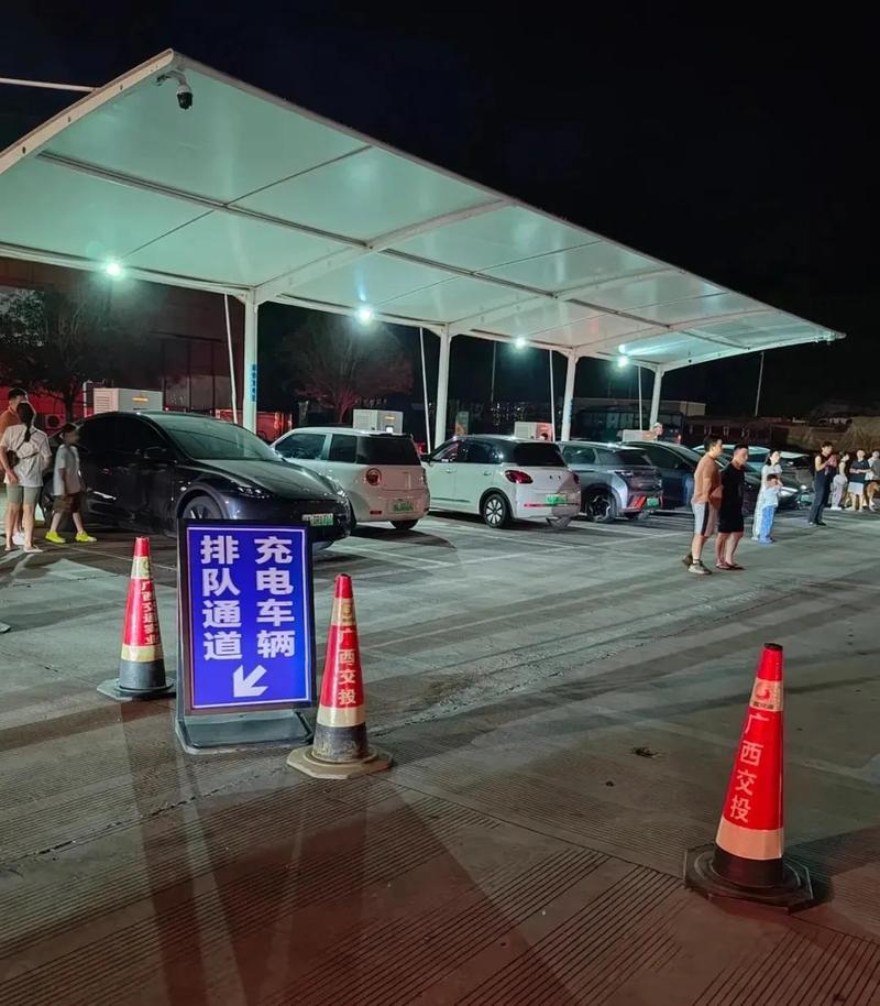 节假日高速服务区排队充电的电动车队