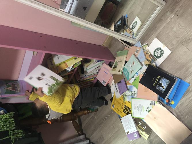 客厅沙发边散落儿童课外书的场景