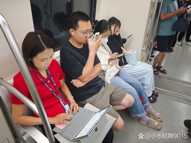 背着厚重游戏本挤早高峰地铁的上班族