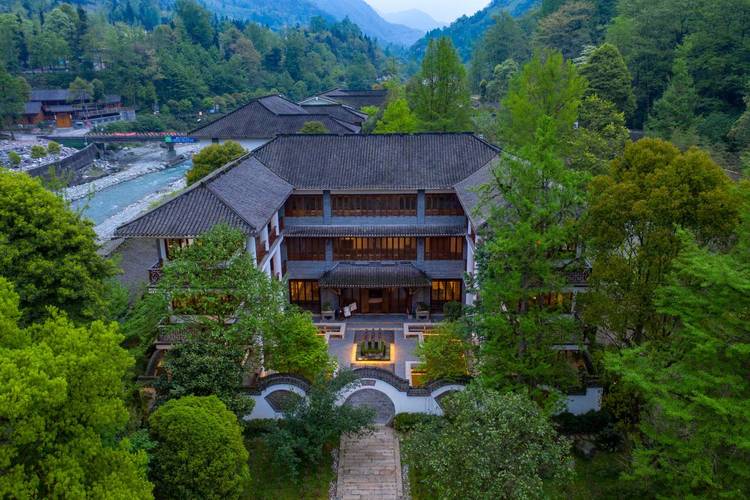 都江堰·江南忆庄园:现代主义与老木料的交融