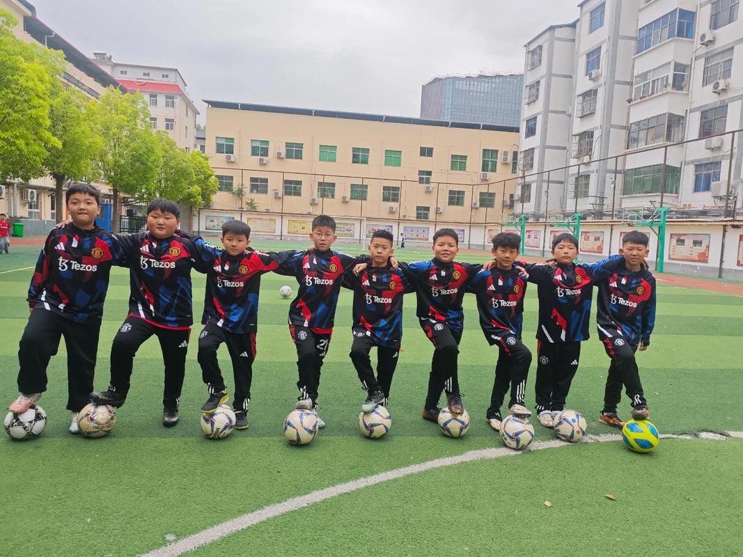 中国小学生足球课排队练站位
