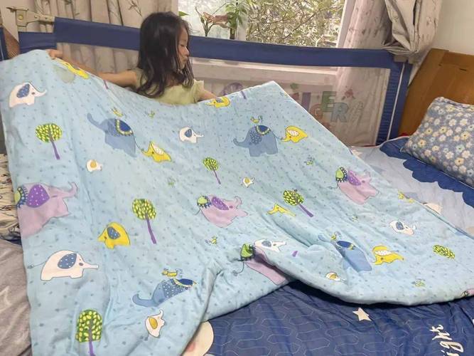 幼儿园小朋友从客厅拖动到阳台的印花小棉被
