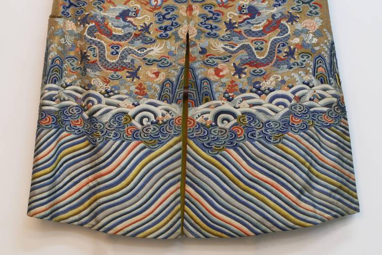 传统秀禾服海水江崖纹细节图