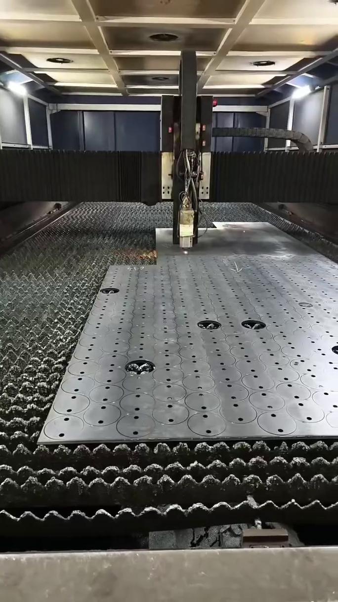 钣金激光切割机切割金属板材特写