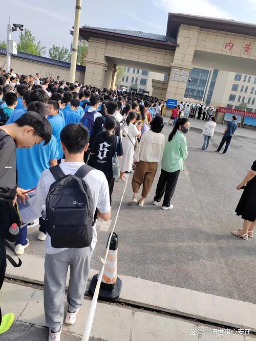 中学考场外学生攥准考证手部特写