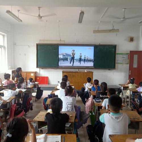小学爱国主义教育课堂互动场景