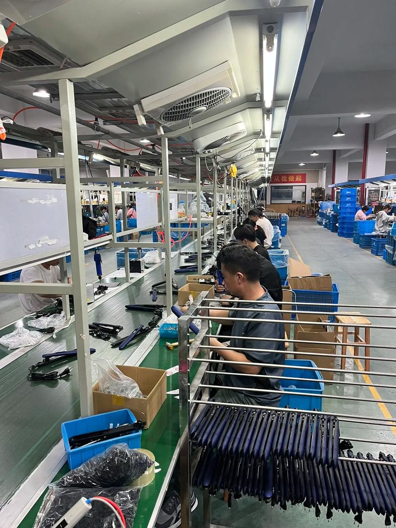 工厂车间操作员使用平板电脑拍摄设备运行状态视频日记