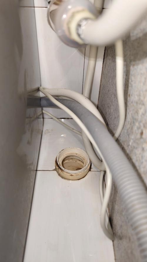 垃圾处理器与洗碗机连接管道安装特写图