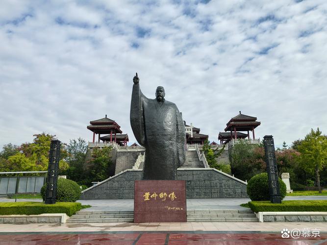 德州新湖湖心视角远眺董子读书台飞檐