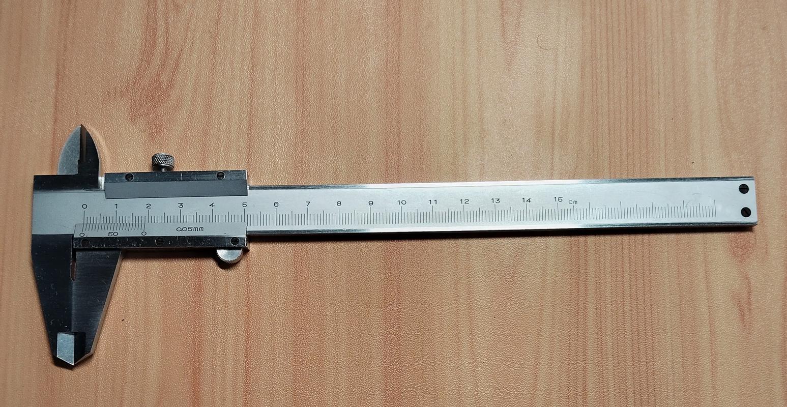 老式游标卡尺机油痕迹工业感