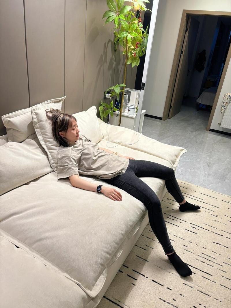 坐沙发刷搞笑视频笑到打滚的女生