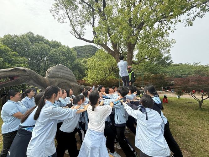 高中绿色经济主题研学活动合影