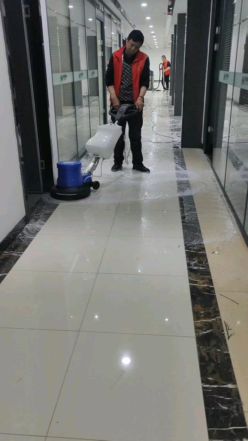 工人用工业吸尘器清理瓷砖缝隙灰尘