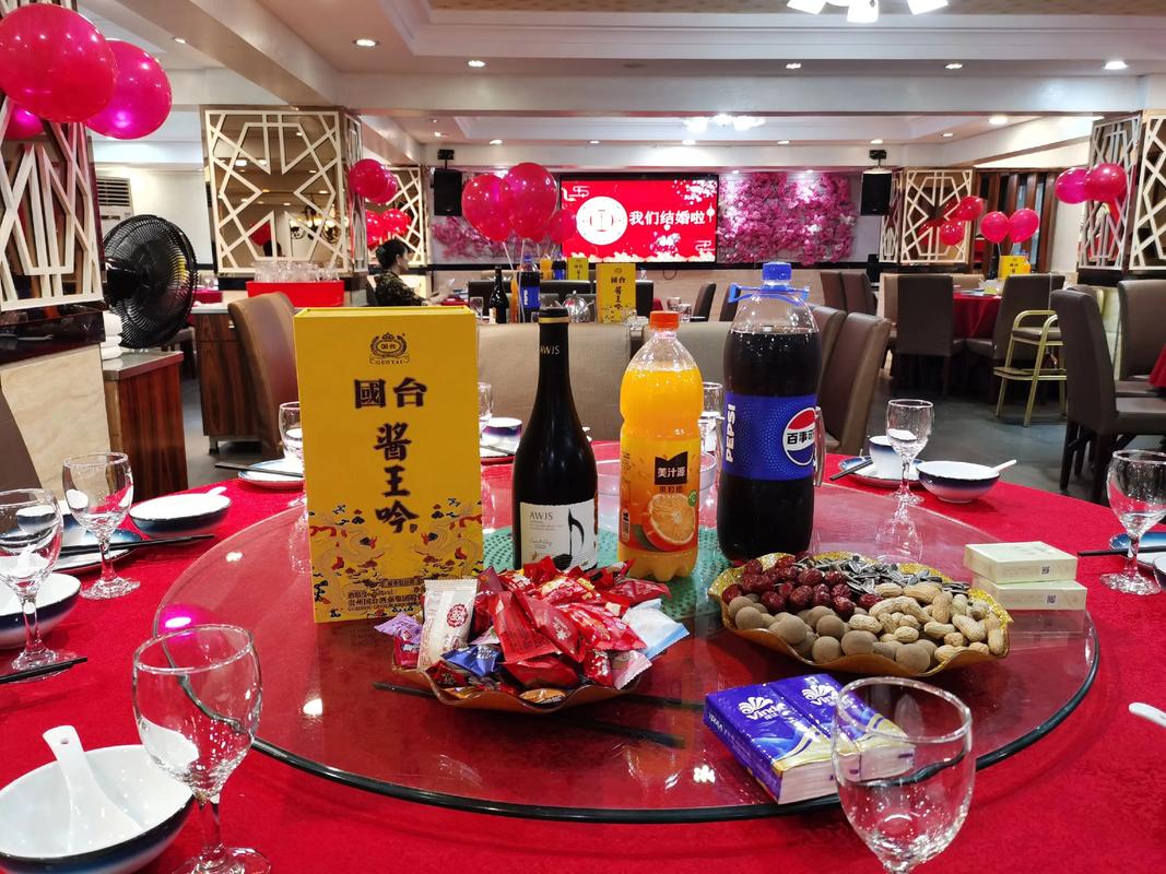 婚宴餐桌上摆放的红酒与中式菜肴搭配场景