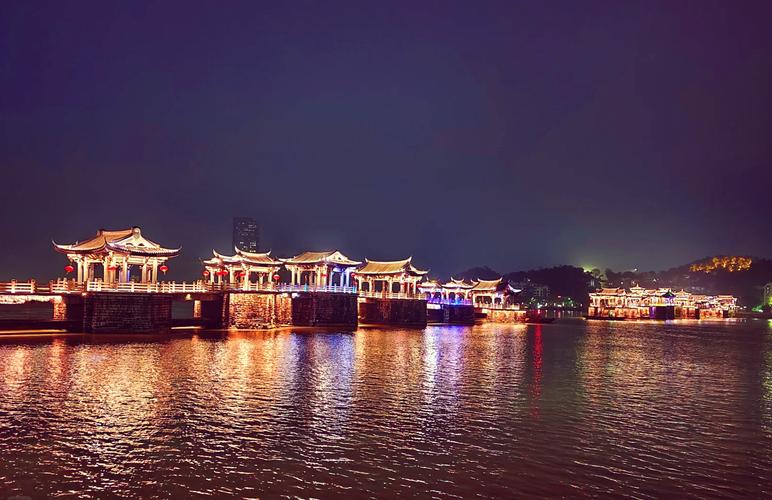 潮汕古城韩江边民宿露台看广济桥夜景