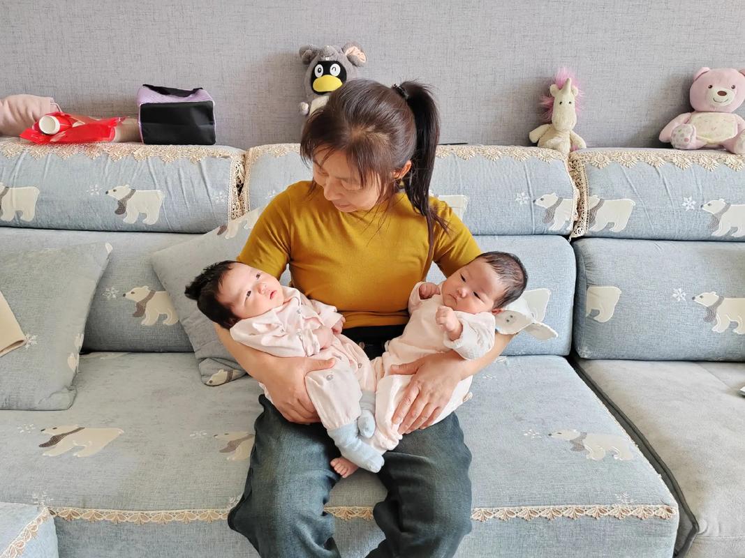 客厅二胎争宠抱妈妈日常场景实拍