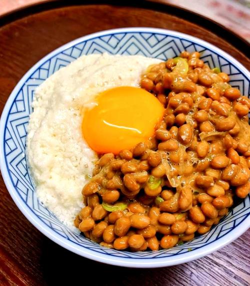 纳豆盖饭搭配葱花图