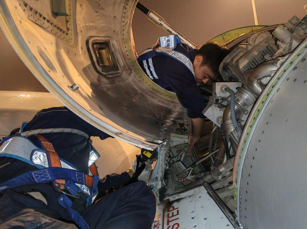 航空维修工程师更换飞机LRU组件现场图