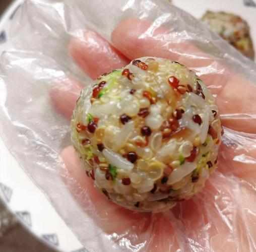 豆腐藜麦饭团制作图