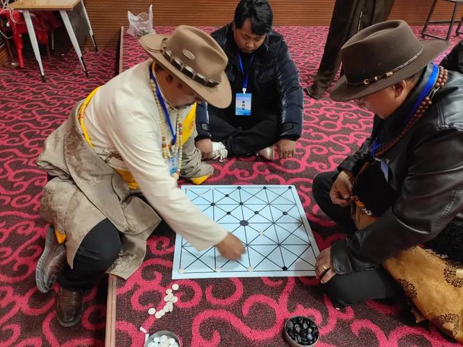 西藏寺院石板上的藏棋对弈