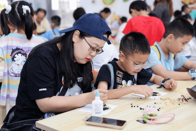 工业厂区职工亲子活动合影照片