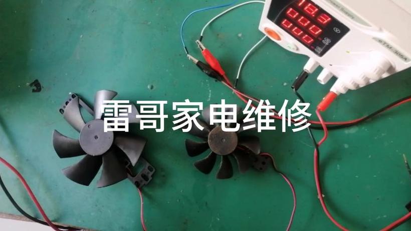 汽修厂万用表测量汽车散热风扇电阻场景