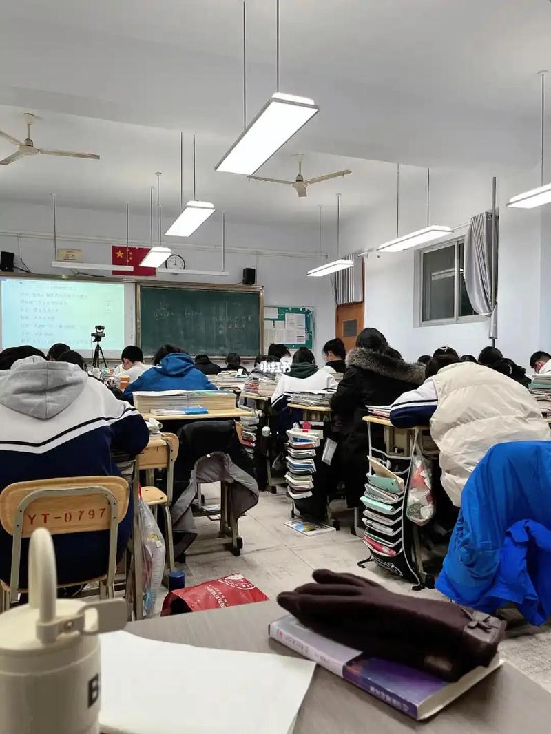 高三学生课间在走廊背书的真实场景